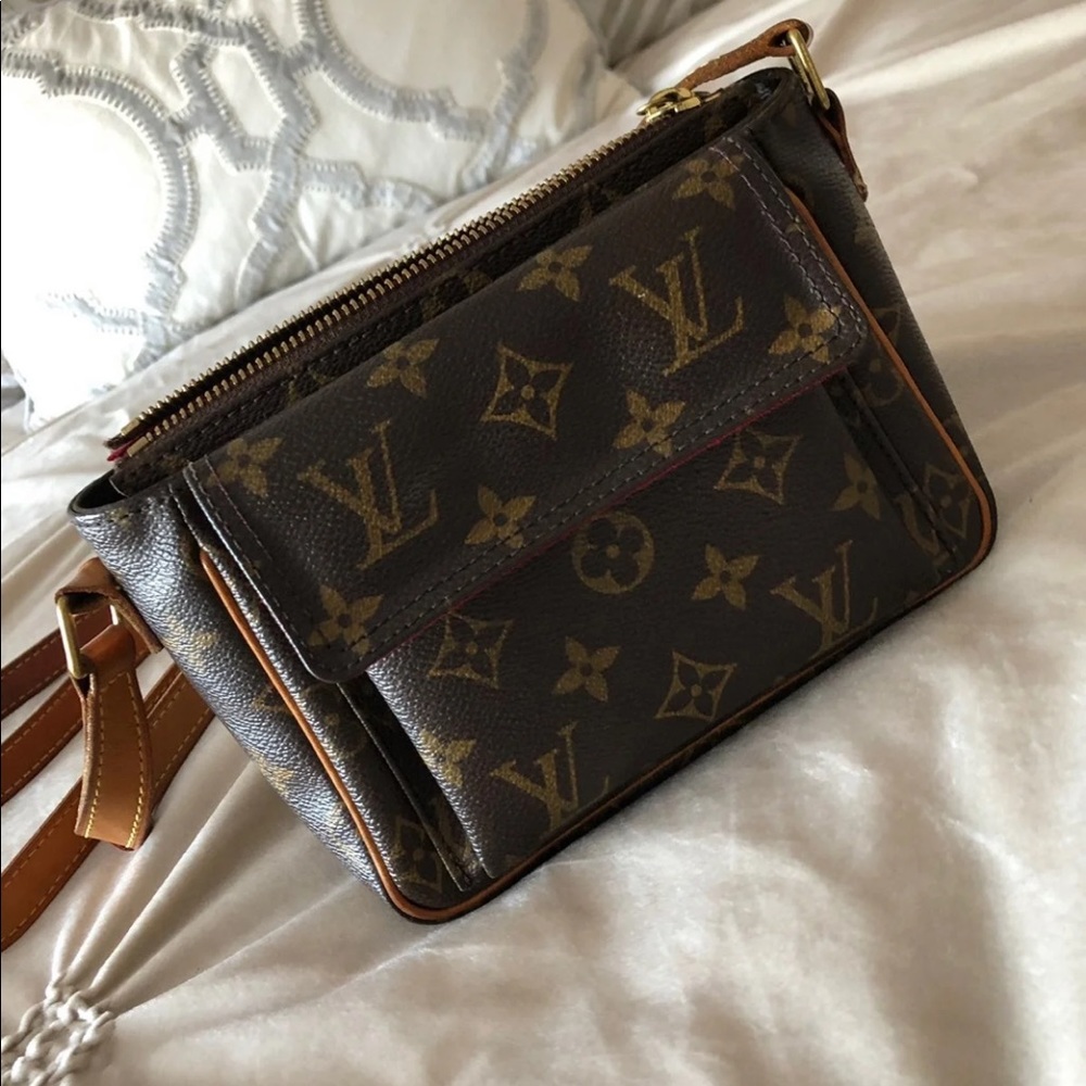 Authentic Louis Vuitton crossbody/shoulder bag!